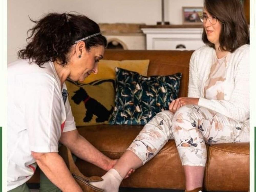 Vrouw doet slof aan bij andere vrouw