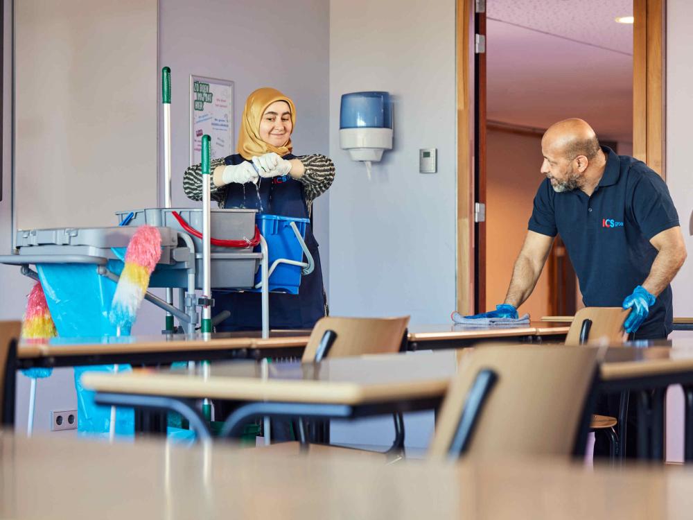 Twee schoonmakers aan het werk